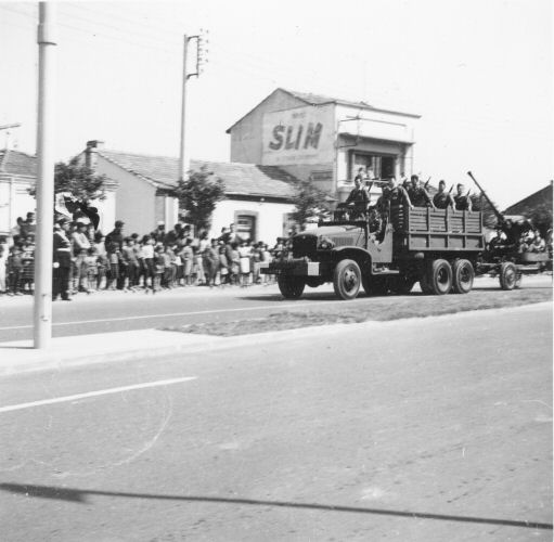 Dfil du 8 mai 1960  boulevard Beauprtre