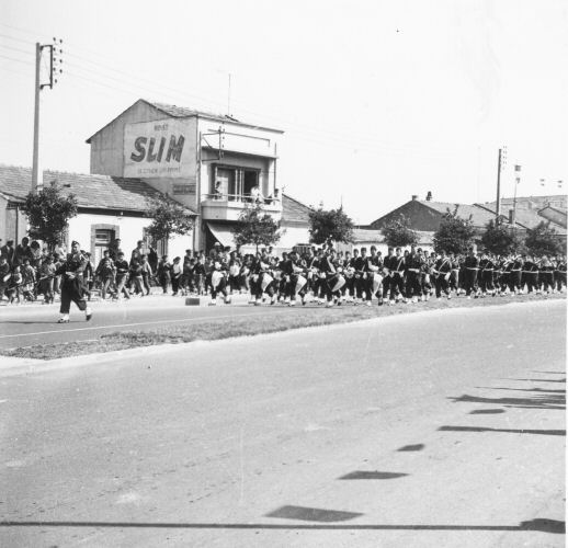 Dfil du 8 mai 1960  boulevard Beauprtre