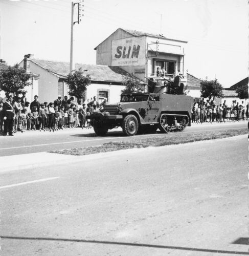 Dfil du 8 mai 1960  boulevard Beauprtre
