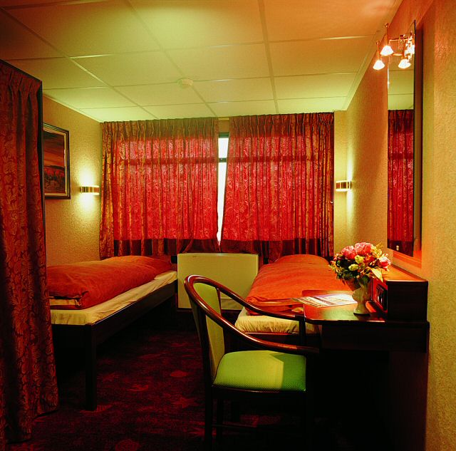  Cabine avec lits jumeaux           chambre_rouge_lits_jumeau-m.jpg - 640x633