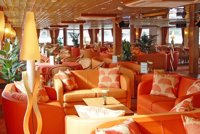  Le salon-bar                                                                                 salon_bar-m.jpg - 640x428