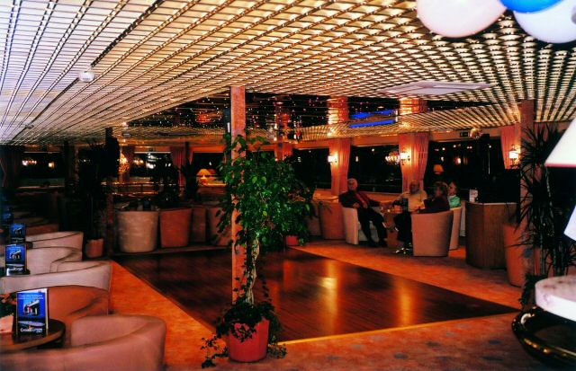  Le salon dansant et sa piste de danse                                      salon_piste_danse-m.jpg - 640x413
